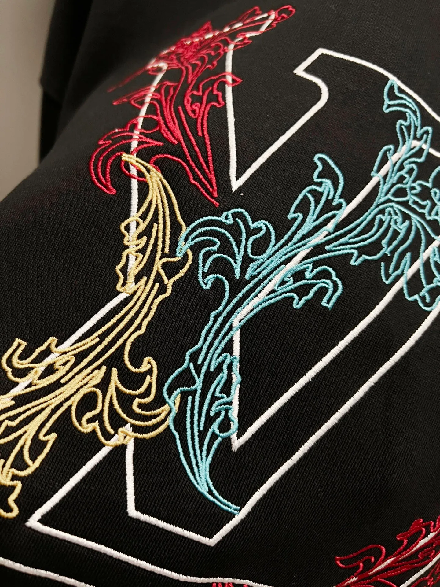 🅿️290 1v Louis* 2025 autumn and winter new style, customized 430g double yarn fabric, round neck long-sleeved sweatshirt, classic three-dimensional embroidery design, high-end version! The same loose version for men and women S M L XL XXL five sizes color black white